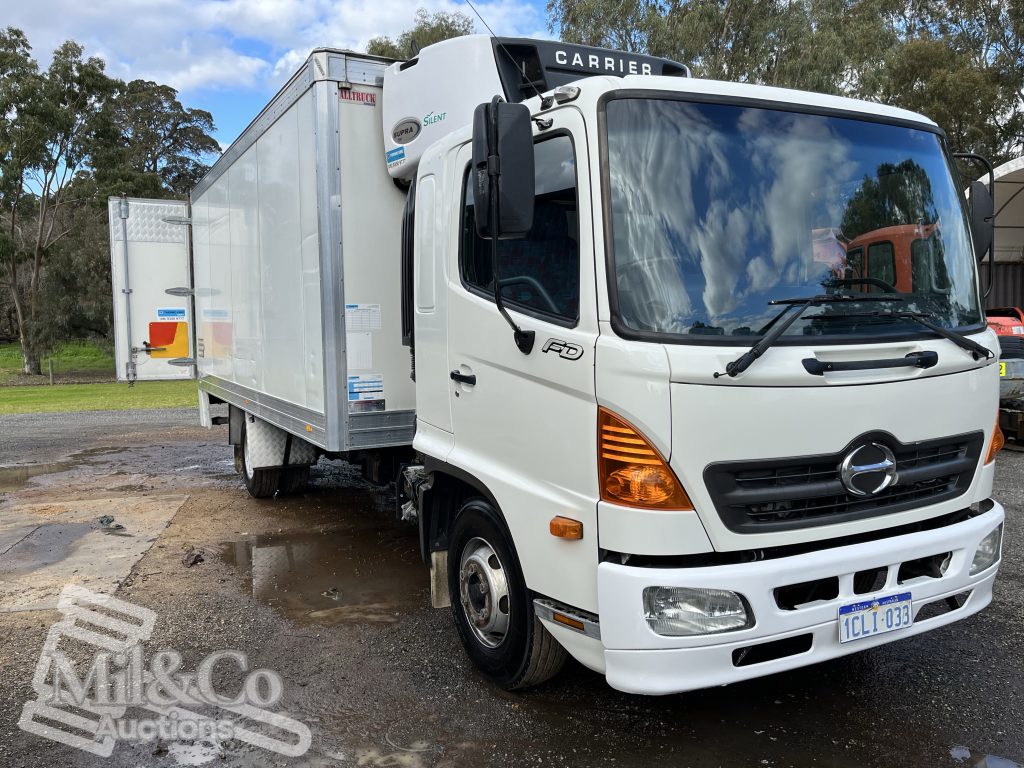 2006 Hino 500 FD Fridge/Freezer truck exterior front drivers side