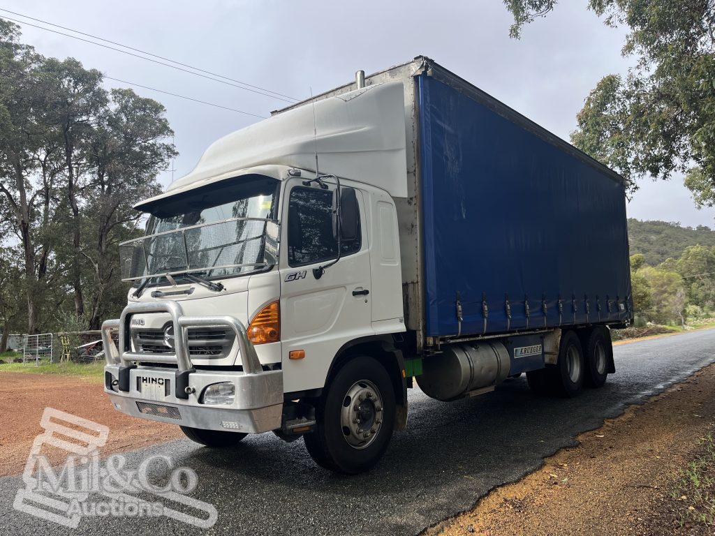 2007 Hino 500 GH Curtainsider Truck exterior front passenger corner