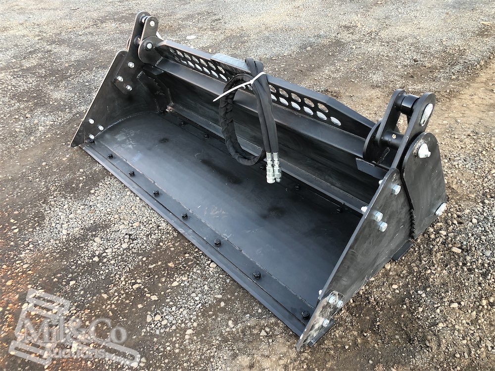 4 in 1 Bucket left front corner