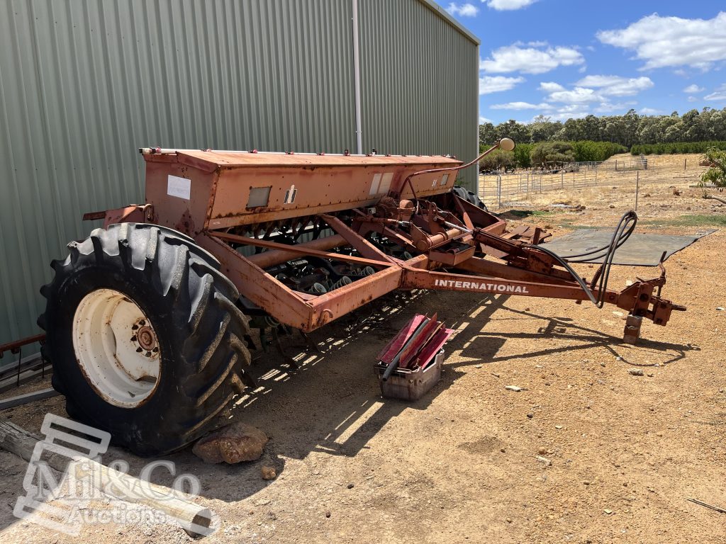 International 511 Seeder / Combine overview from front corner