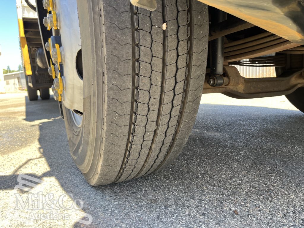 2005 Hino Ranger Tray Back Truck with Crane steer tyre tread