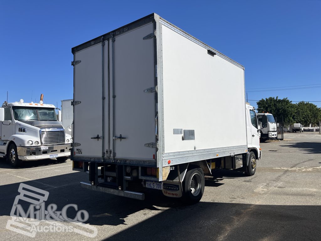 2004 Hino 500 FD Fridge Truck exterior rear drivers corner