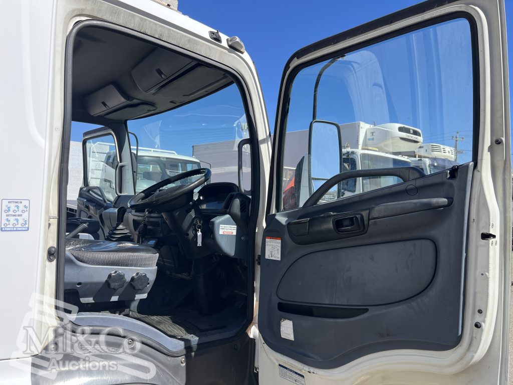 2004 Hino 500 FD Fridge Truck drivers doorway