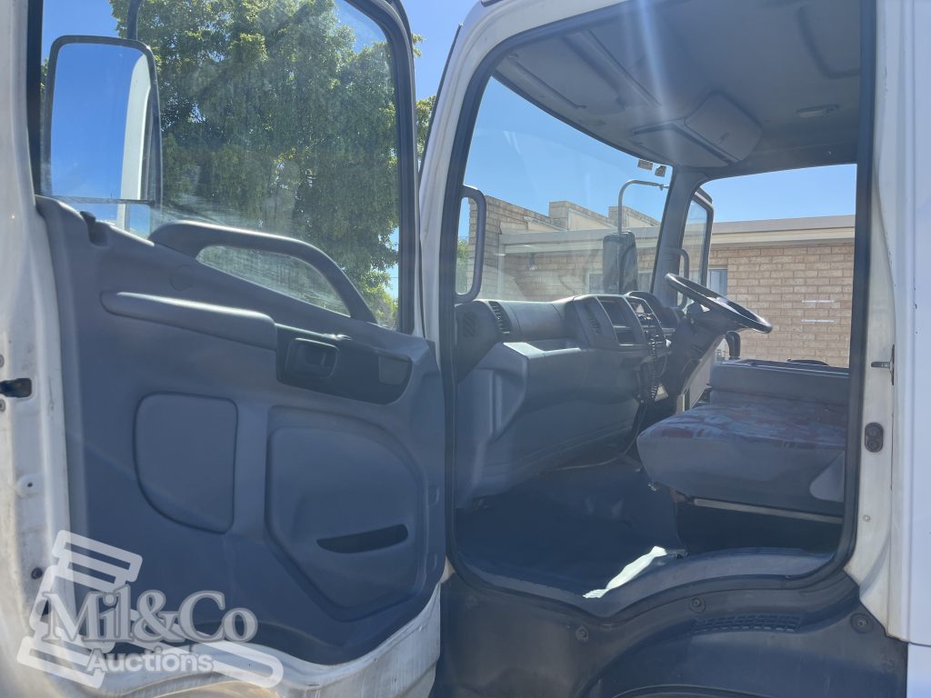 2004 Hino 500 FD Fridge Truck passenger doorway