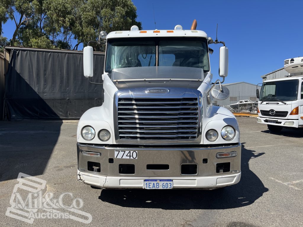 2011 Freightliner CST112 50 tonne Prime Mover with Hydraulics exterior front