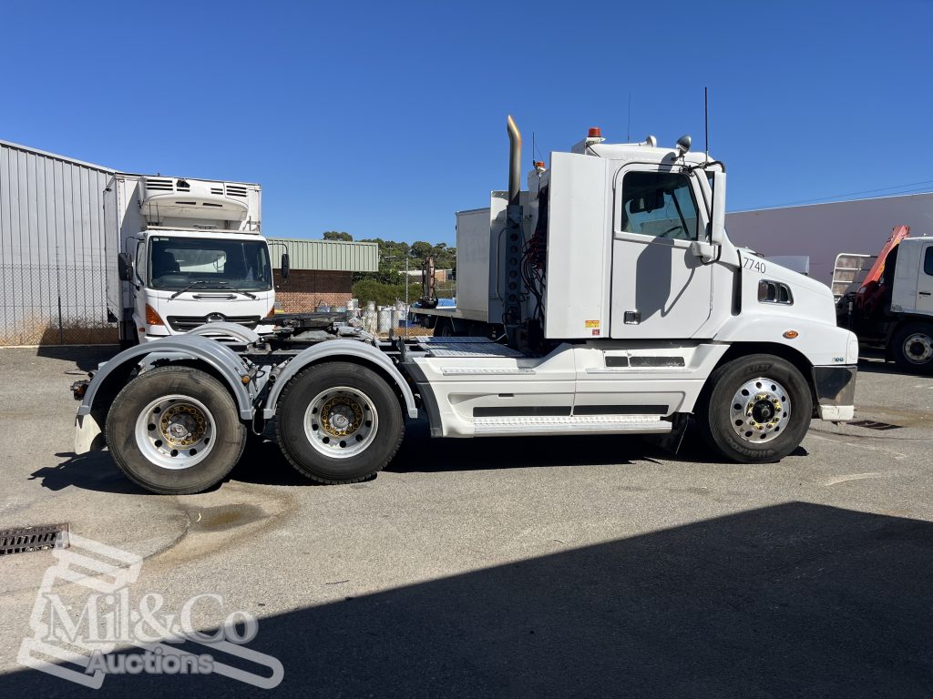 2011 Freightliner CST112 50 tonne Prime Mover with Hydraulics exterior drivers side