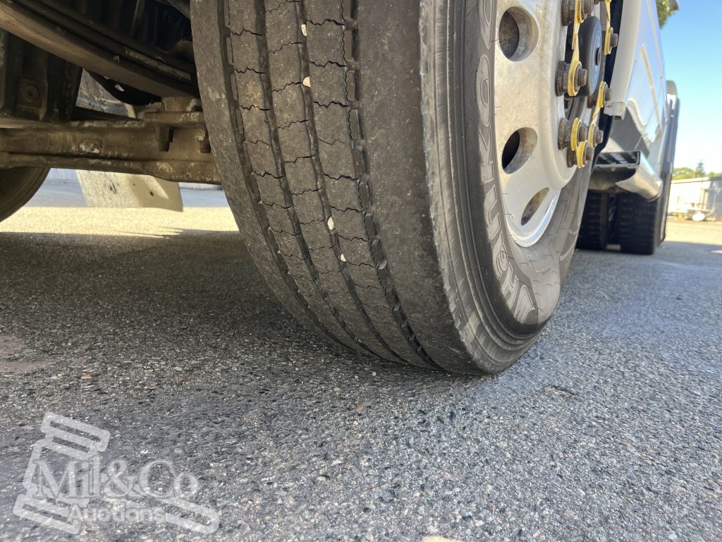 2011 Freightliner CST112 50 tonne Prime Mover with Hydraulics passenger steer tyre tread