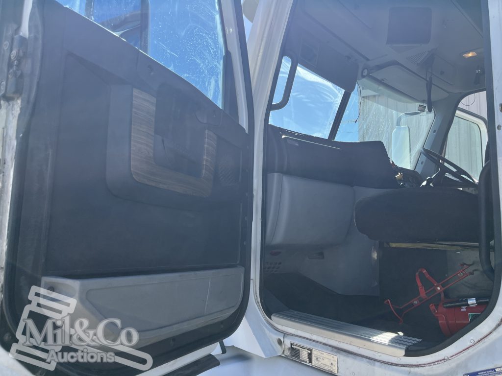 2011 Freightliner CST112 50 tonne Prime Mover with Hydraulics passenger doorway