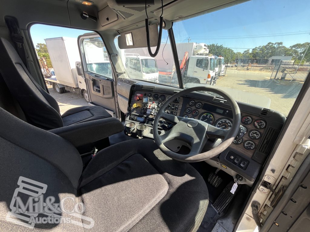 2011 Freightliner CST112 50 tonne Prime Mover with Hydraulics interior drivers side dash