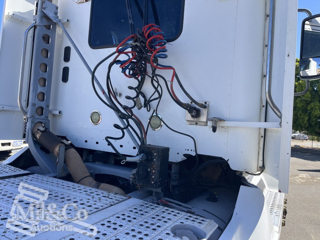 2011 Freightliner CST112 50 tonne Prime Mover with Hydraulics trailer airlines and electrical