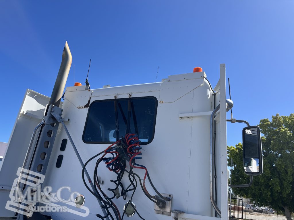 2011 Freightliner CST112 50 tonne Prime Mover with Hydraulics beacons