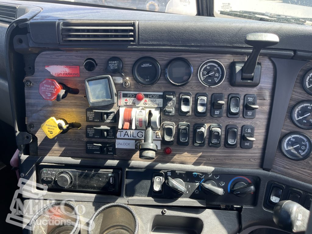 2011 Freightliner CST112 50 tonne Prime Mover with Hydraulicsinterior dash, trailer brakes and PTO control