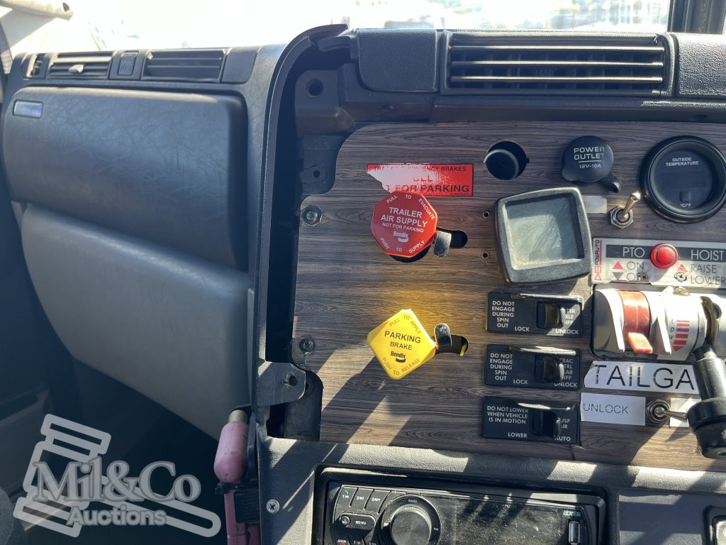 2011 Freightliner CST112 50 tonne Prime Mover with Hydraulics interior dash panel missing