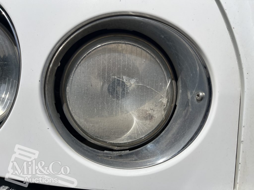 2011 Freightliner CST112 50 tonne Prime Mover with Hydraulics headlight cracked