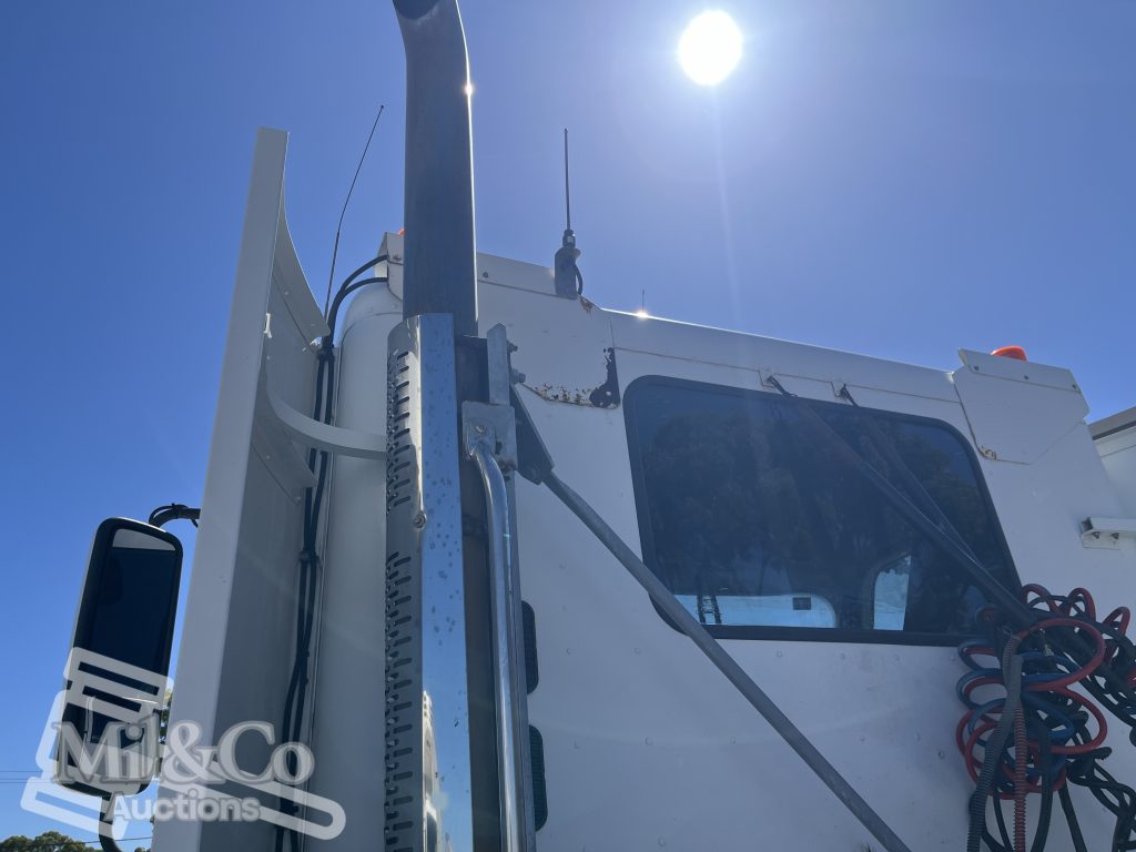 2011 Freightliner CST112 50 tonne Prime Mover with Hydraulics rust to beacon mount