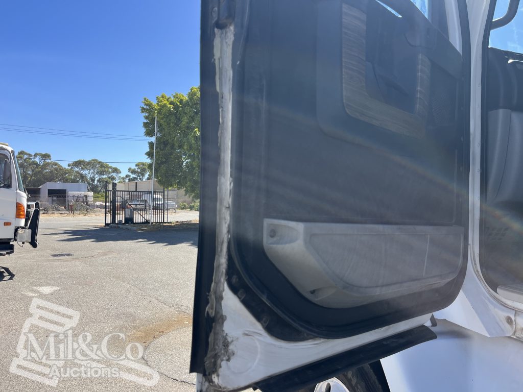 2011 Freightliner CST112 50 tonne Prime Mover with Hydraulics passenger door seal held with sealant