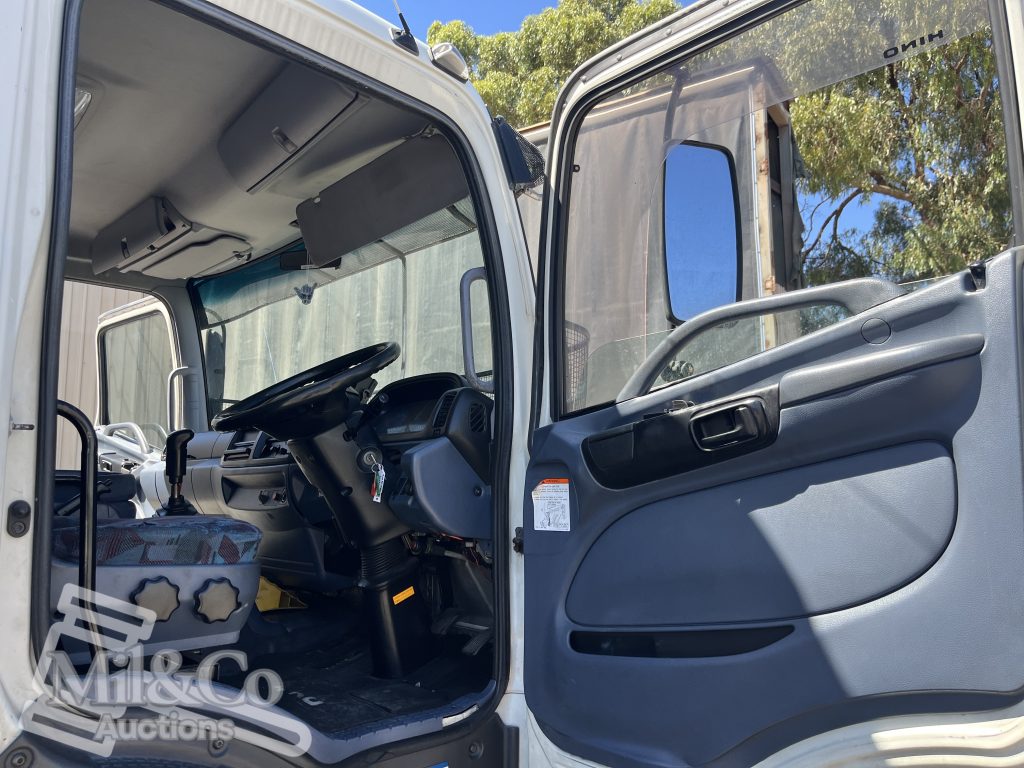 2005 Hino 500 GH Fridge Truck drivers doorway