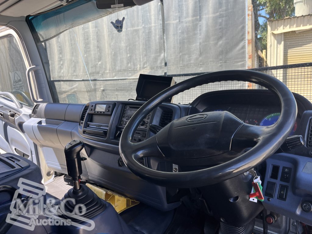 2005 Hino 500 GH Fridge Truck interior dash drivers side