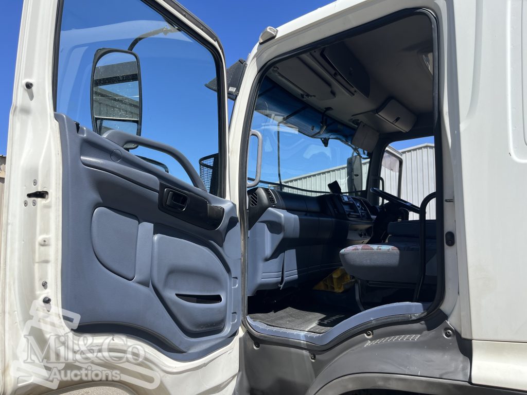 2005 Hino 500 GH Fridge Truck passenger doorway