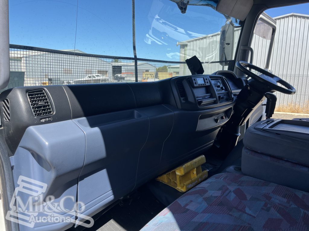 2005 Hino 500 GH Fridge Truck interior passenger dash