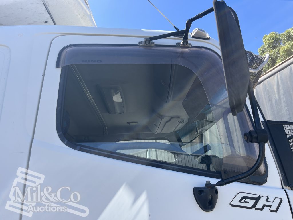 2005 Hino 500 GH Fridge Truck drivers window stuck down